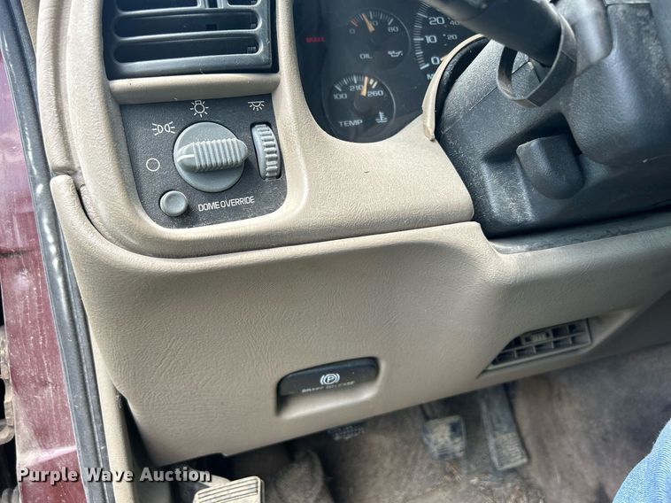 image for item DQ0845 2002 GMC Safari  van
