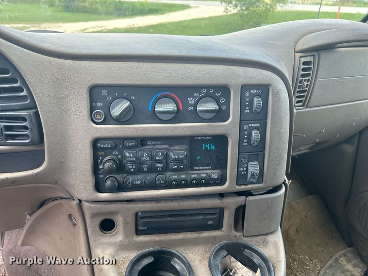 image for item DQ0845 2002 GMC Safari  van