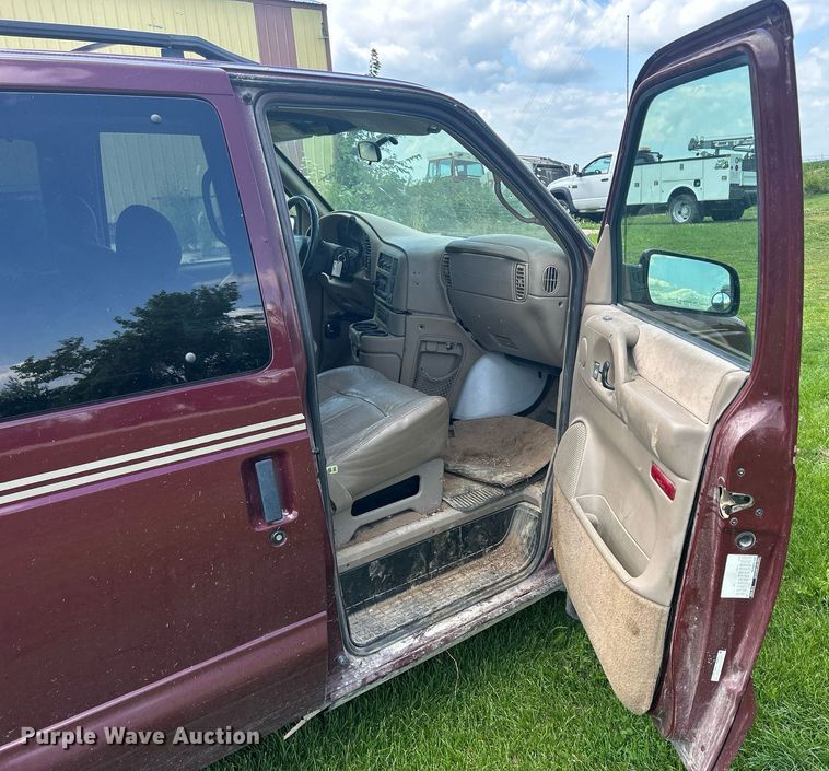 image for item DQ0845 2002 GMC Safari  van