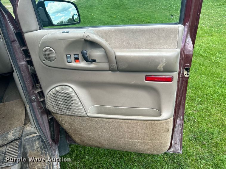 image for item DQ0845 2002 GMC Safari  van