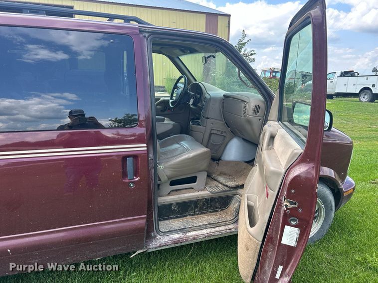 image for item DQ0845 2002 GMC Safari  van