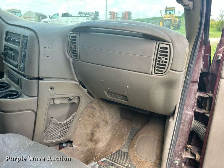 image for item DQ0845 2002 GMC Safari  van