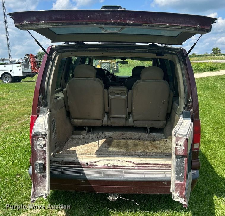 image for item DQ0845 2002 GMC Safari  van
