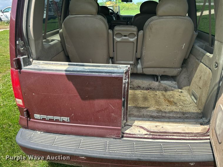 image for item DQ0845 2002 GMC Safari  van
