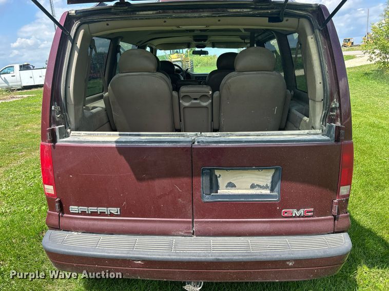 image for item DQ0845 2002 GMC Safari  van