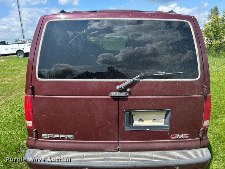 image for item DQ0845 2002 GMC Safari  van