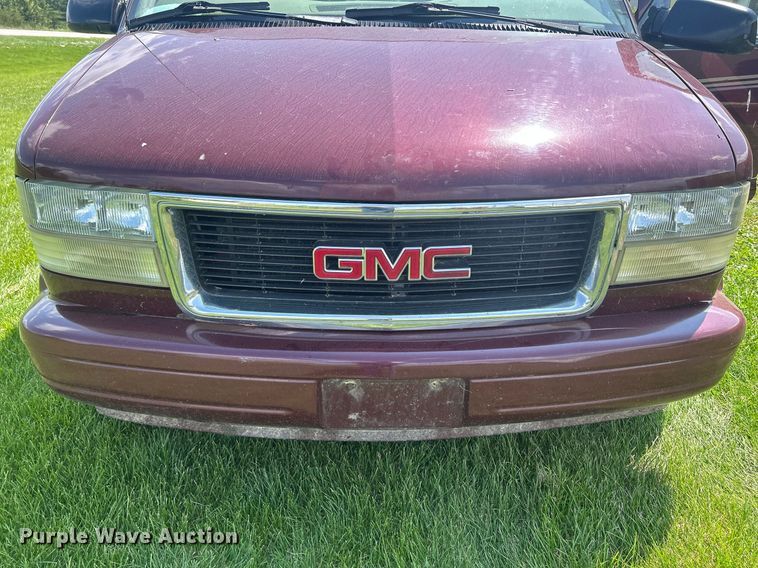 image for item DQ0845 2002 GMC Safari  van