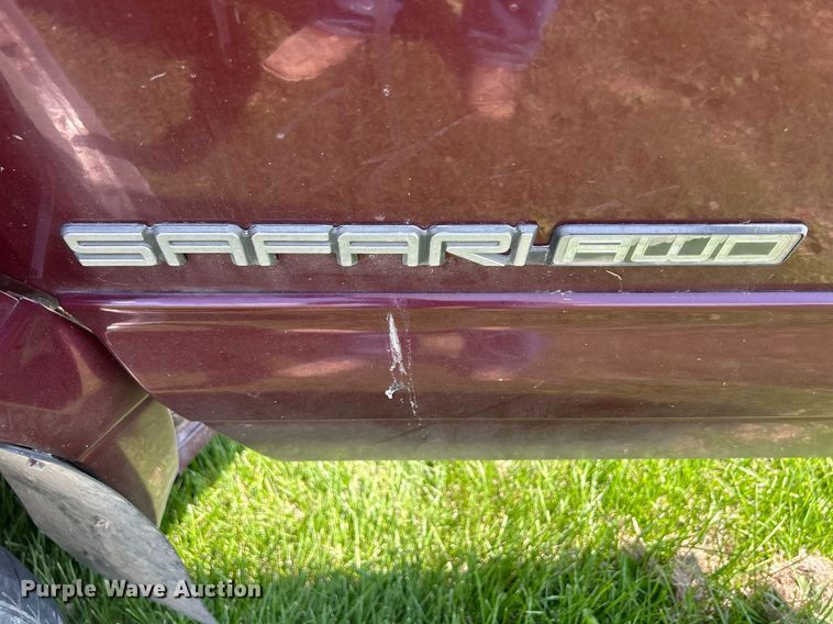 image for item DQ0845 2002 GMC Safari  van