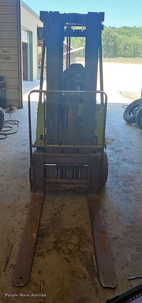 image for item DR3400 Clark GCX15E  forklift