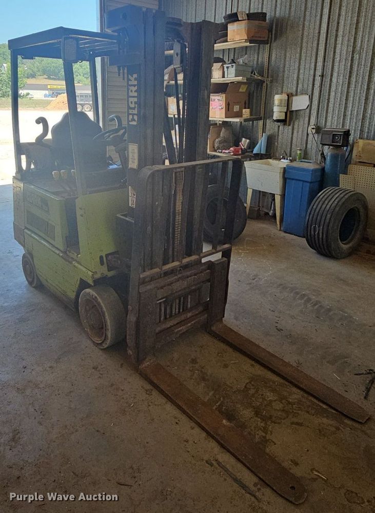 image for item DR3400 Clark GCX15E  forklift
