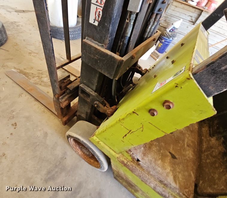 image for item DR3400 Clark GCX15E  forklift