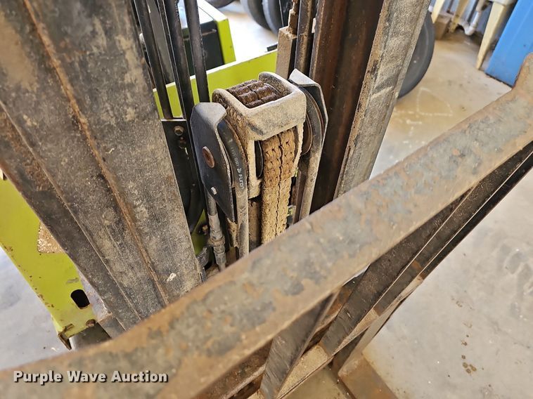 image for item DR3400 Clark GCX15E  forklift