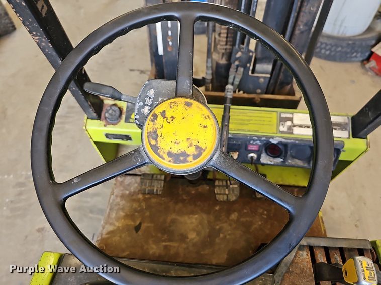 image for item DR3400 Clark GCX15E  forklift