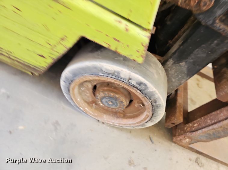 image for item DR3400 Clark GCX15E  forklift