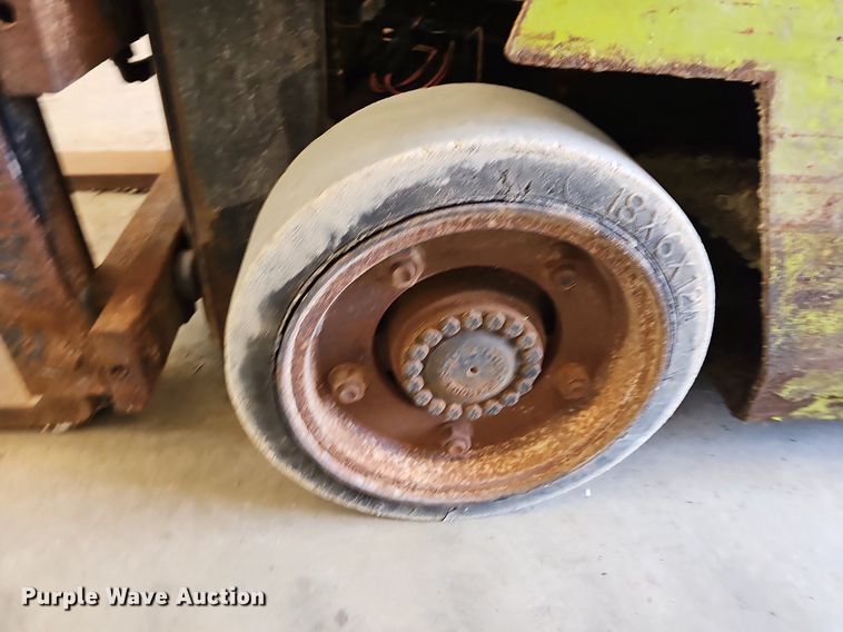 image for item DR3400 Clark GCX15E  forklift