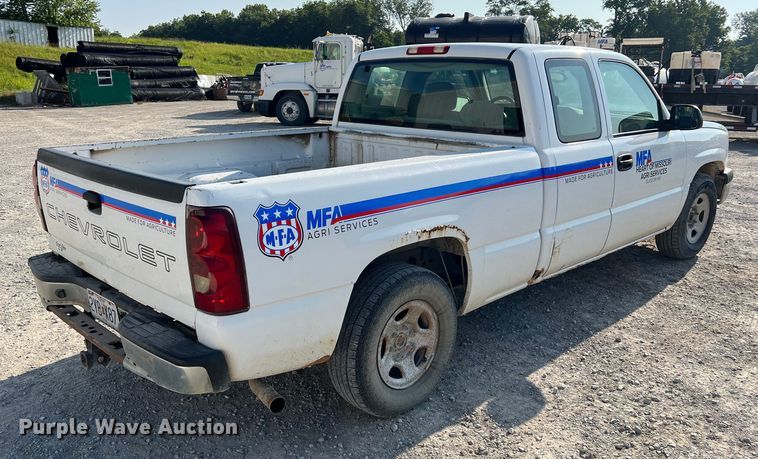 image for item II9216 2003 Chevrolet Silverado 1500  pickup truck