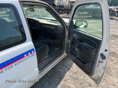 image for item II9216 2003 Chevrolet Silverado 1500  pickup truck