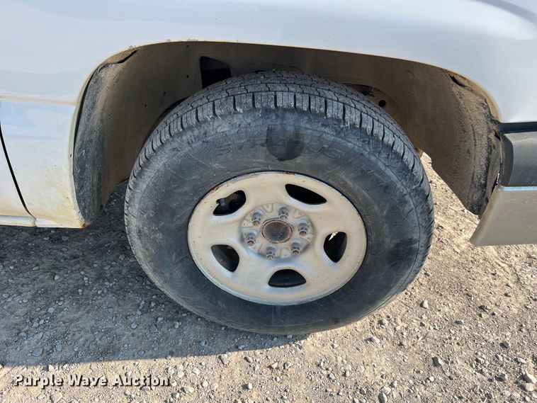 image for item II9216 2003 Chevrolet Silverado 1500  pickup truck