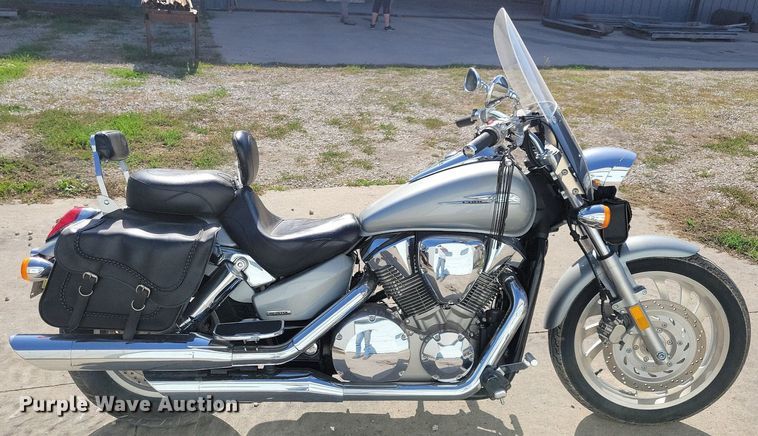 image for item IQ9770 2004 Honda VTX1300C  motorcycle