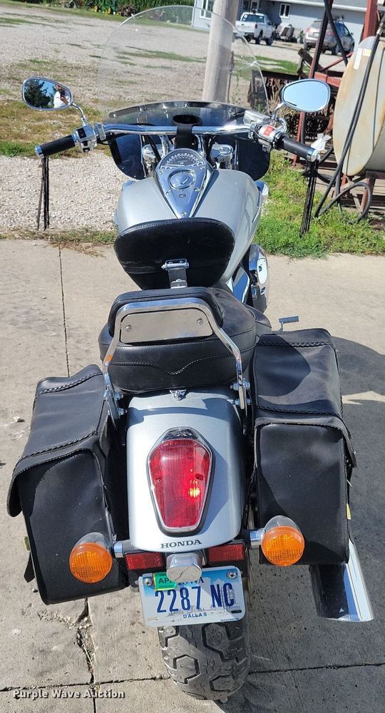 image for item IQ9770 2004 Honda VTX1300C  motorcycle