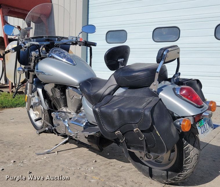 image for item IQ9770 2004 Honda VTX1300C  motorcycle