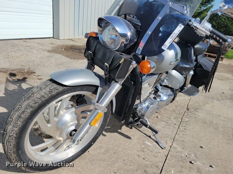 image for item IQ9770 2004 Honda VTX1300C  motorcycle