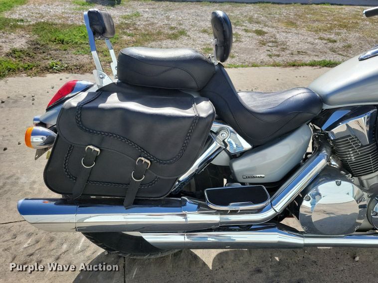 image for item IQ9770 2004 Honda VTX1300C  motorcycle