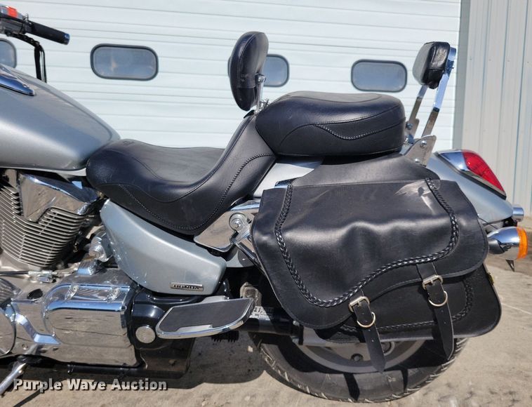 image for item IQ9770 2004 Honda VTX1300C  motorcycle