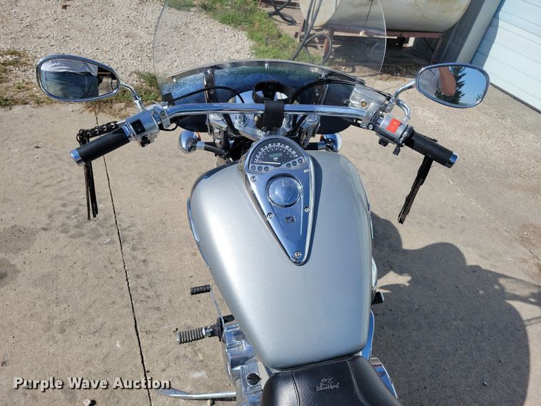 image for item IQ9770 2004 Honda VTX1300C  motorcycle