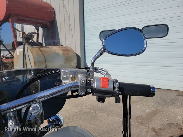 image for item IQ9770 2004 Honda VTX1300C  motorcycle