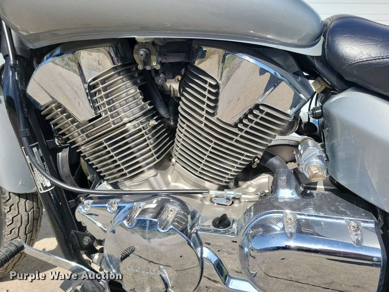 image for item IQ9770 2004 Honda VTX1300C  motorcycle