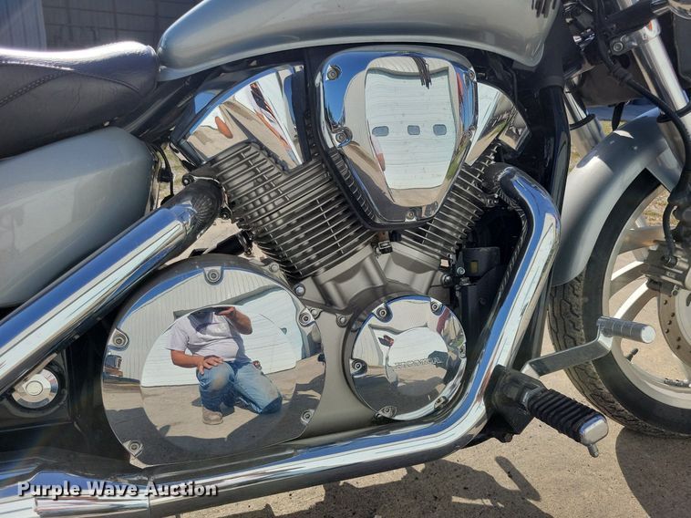 image for item IQ9770 2004 Honda VTX1300C  motorcycle