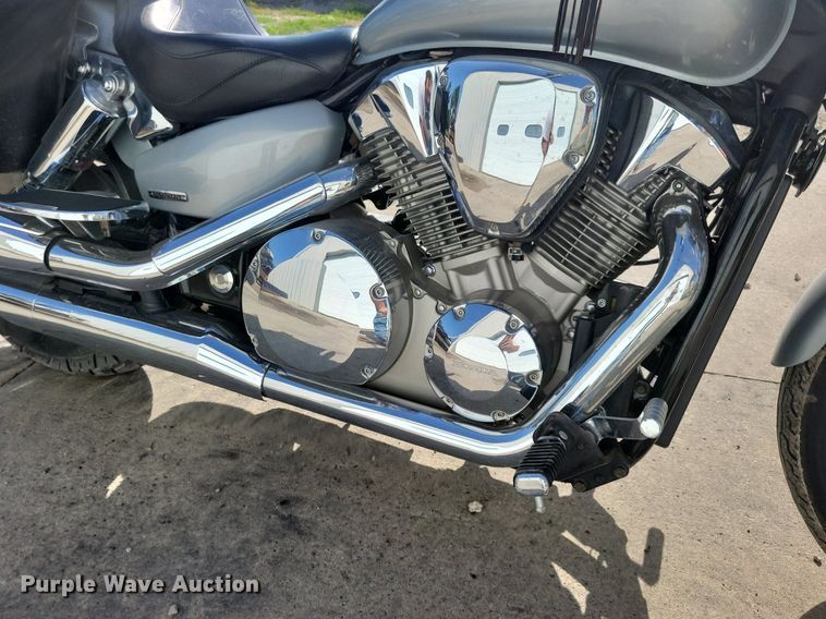 image for item IQ9770 2004 Honda VTX1300C  motorcycle