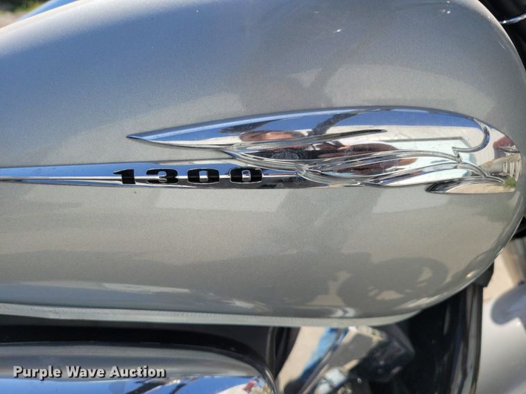 image for item IQ9770 2004 Honda VTX1300C  motorcycle