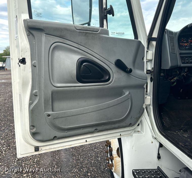 image for item KW9164 2007 International 4300  box truck