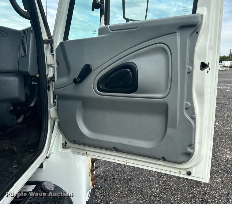 image for item KW9164 2007 International 4300  box truck