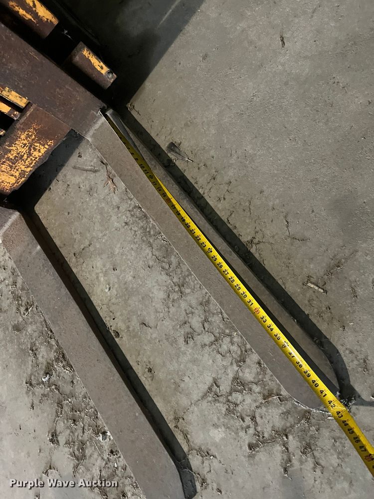 image for item LI9568 Allis Chalmers ACC30  forklift