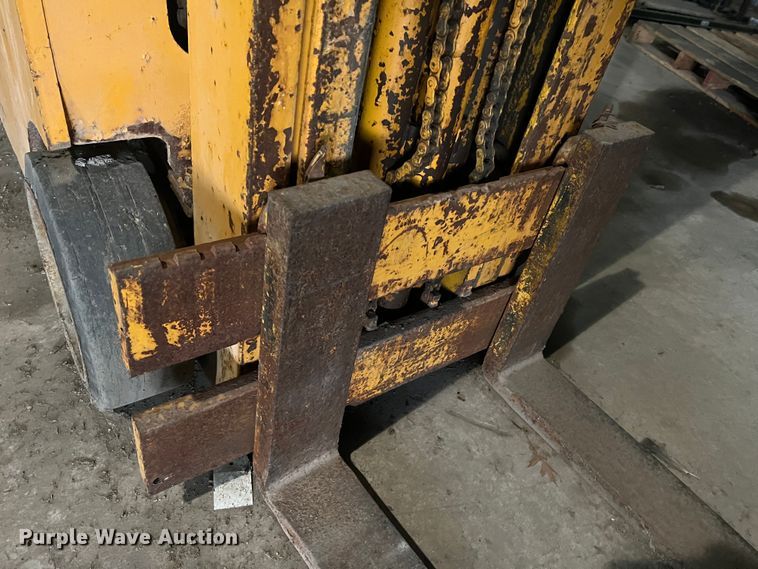 image for item LI9568 Allis Chalmers ACC30  forklift