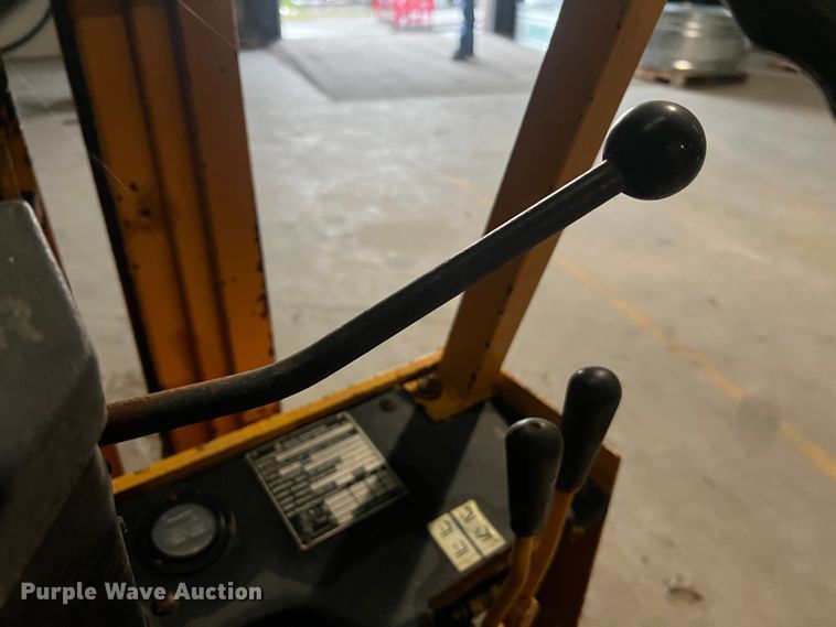 image for item LI9568 Allis Chalmers ACC30  forklift