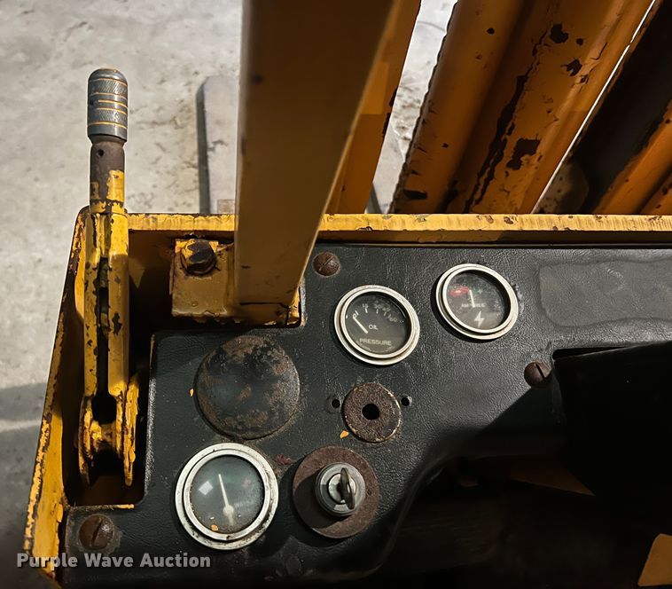 image for item LI9568 Allis Chalmers ACC30  forklift