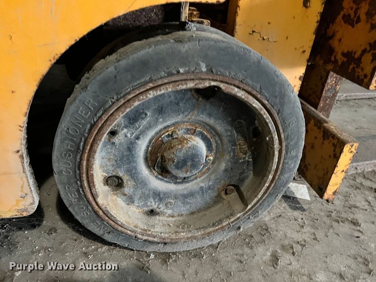 image for item LI9568 Allis Chalmers ACC30  forklift