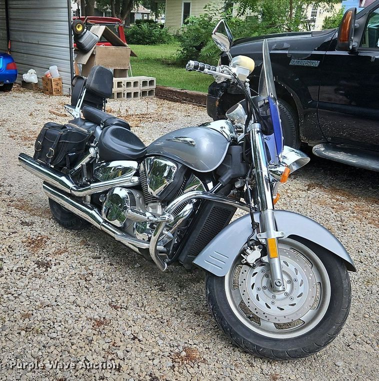 image for item LM9086 2005 Honda VTX1300R  motorcycle