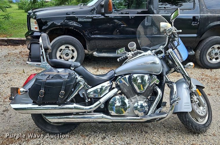 image for item LM9086 2005 Honda VTX1300R  motorcycle