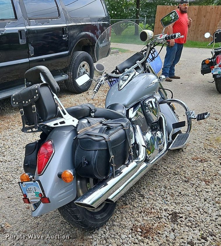 image for item LM9086 2005 Honda VTX1300R  motorcycle