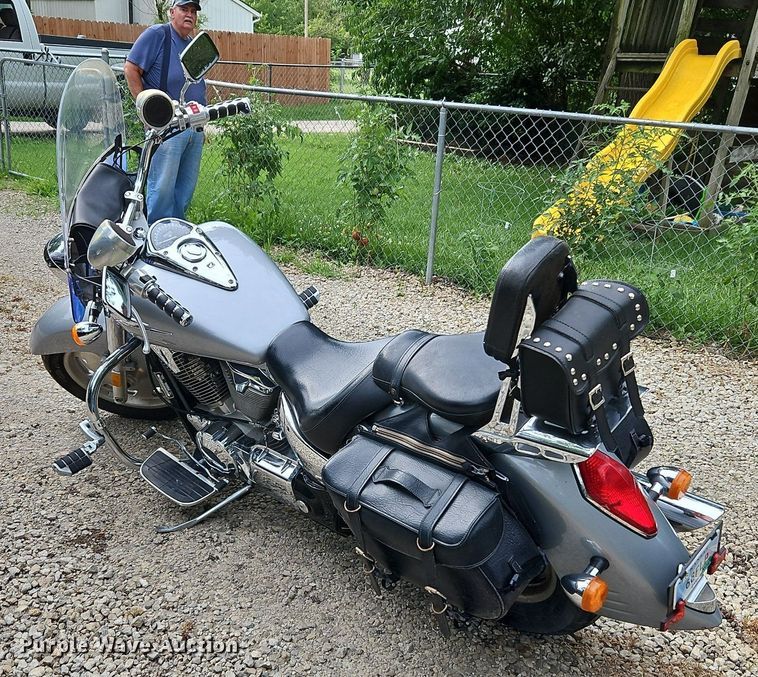 image for item LM9086 2005 Honda VTX1300R  motorcycle