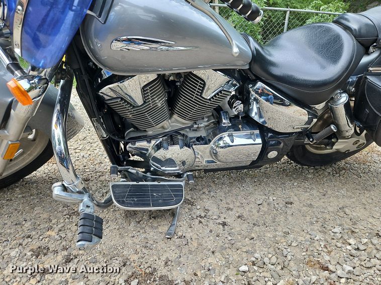 image for item LM9086 2005 Honda VTX1300R  motorcycle