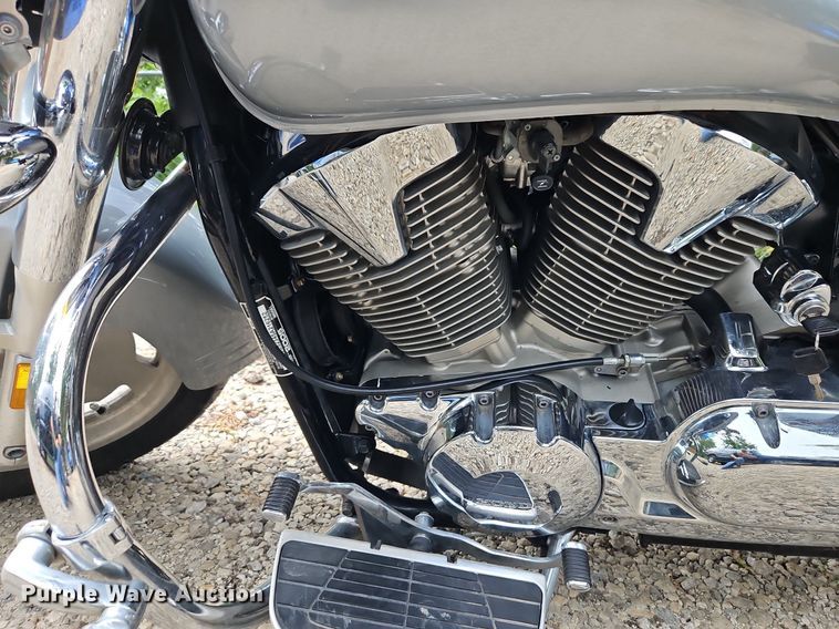 image for item LM9086 2005 Honda VTX1300R  motorcycle