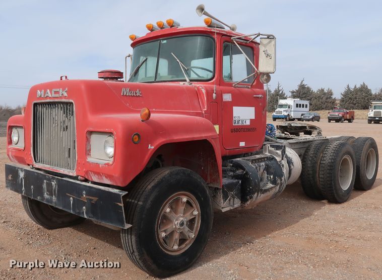 2000 Mack RD690S semi truck in Edmond, OK | Item LM9858 sold | Purple Wave