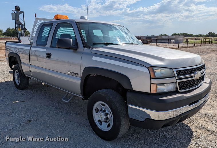 image for item LM9879 2006 Chevrolet Silverado 2500HD  Ext. Cab pickup truck