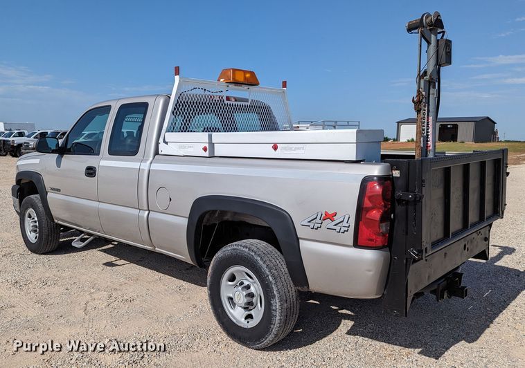 image for item LM9879 2006 Chevrolet Silverado 2500HD  Ext. Cab pickup truck